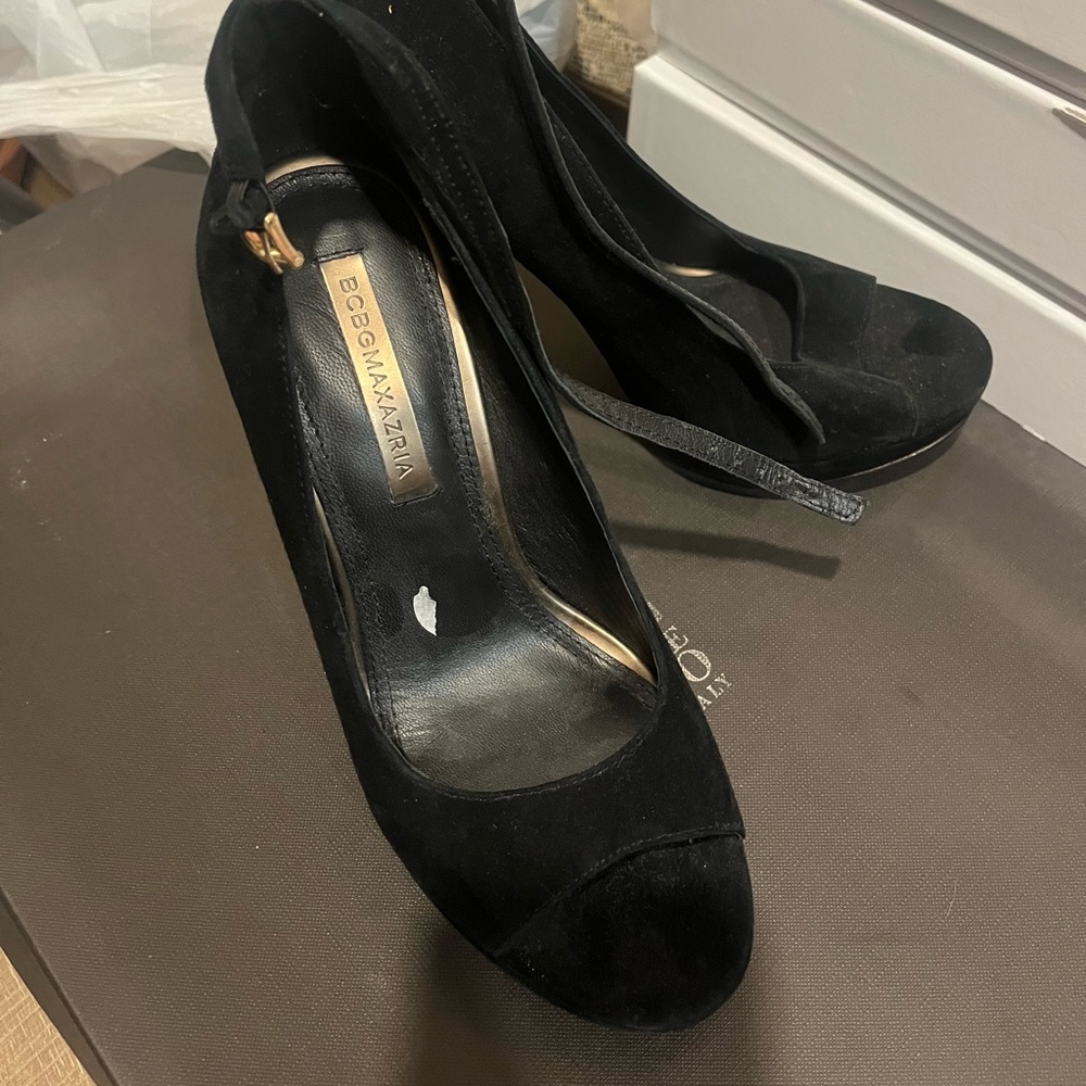 BCBG Maxazria heels velvet
